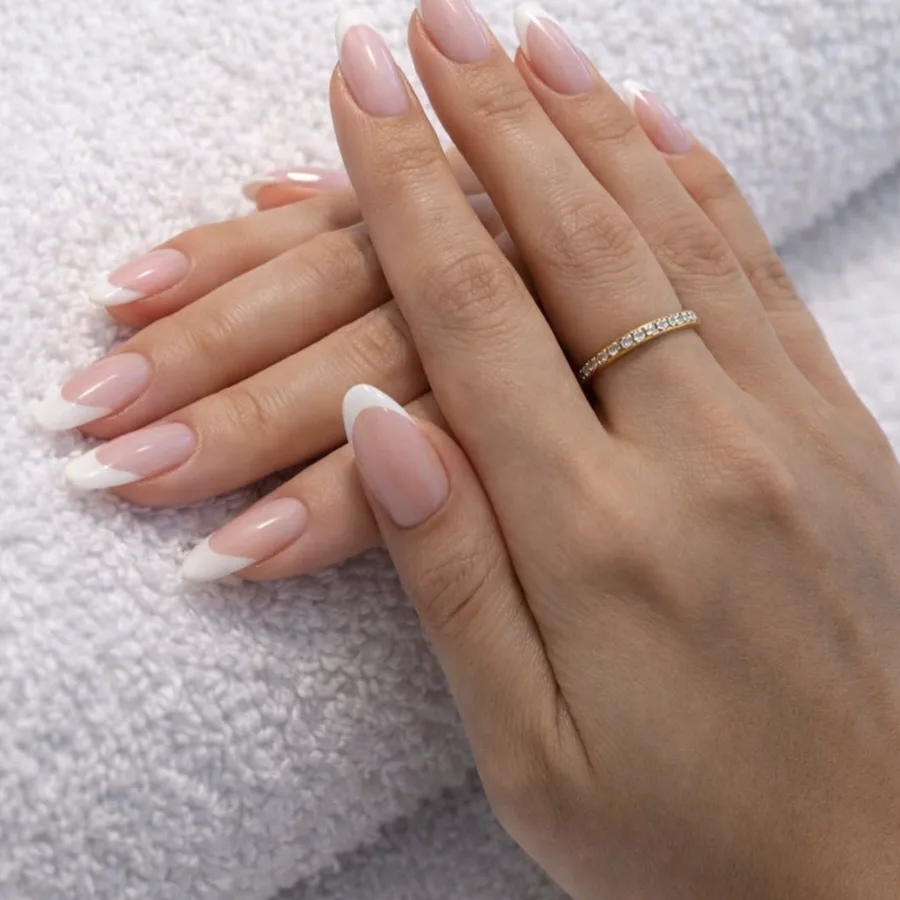 French manucure sur des ongles en amande