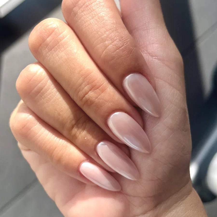 Pose nude sur des ongles en amande longs