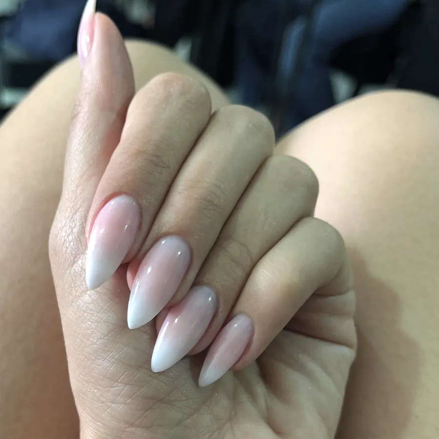 Ombré rose et blanc sur des ongles longs