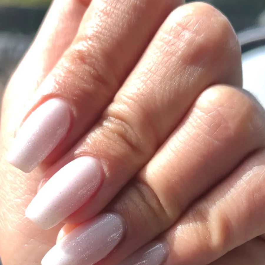Pose rose pailletée sur des ongles longs