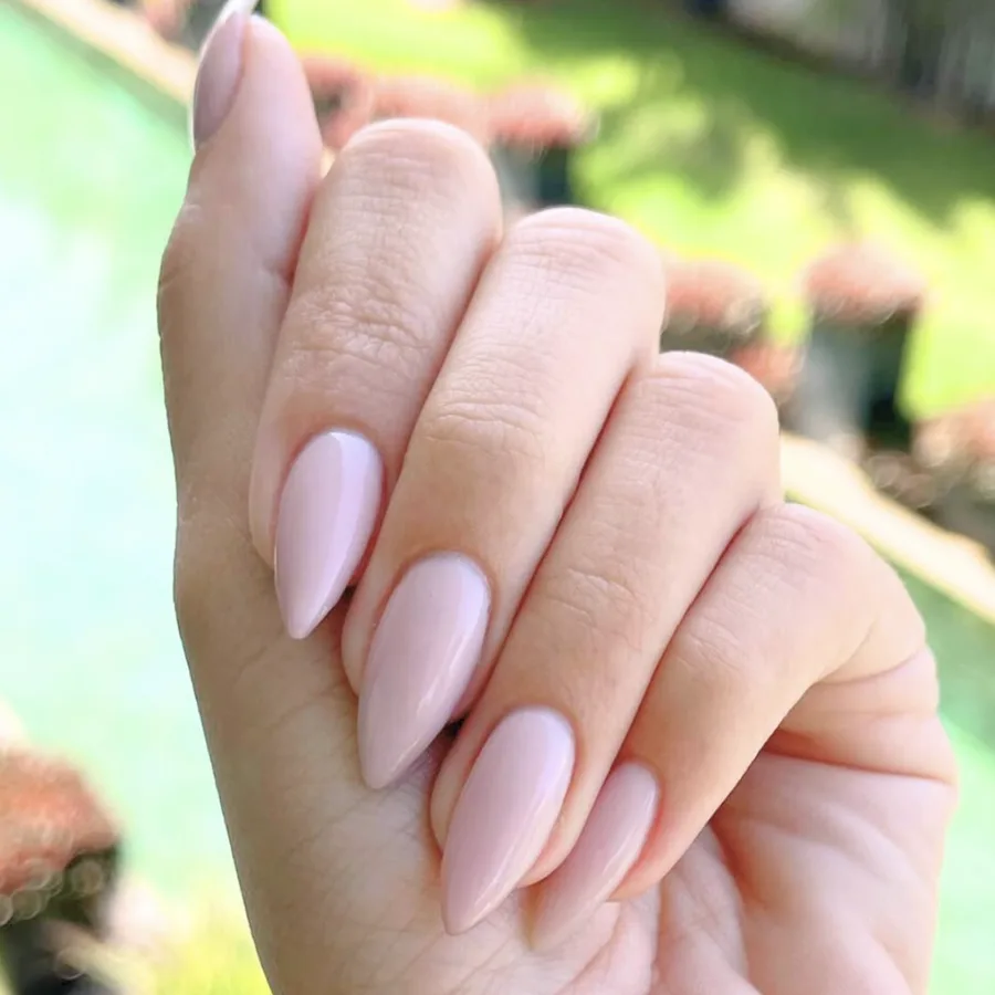 Pose nude sur des ongles en amande