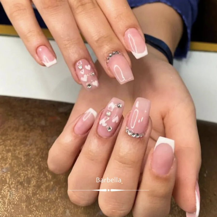 French rose décorée de strass et de petits coeurs