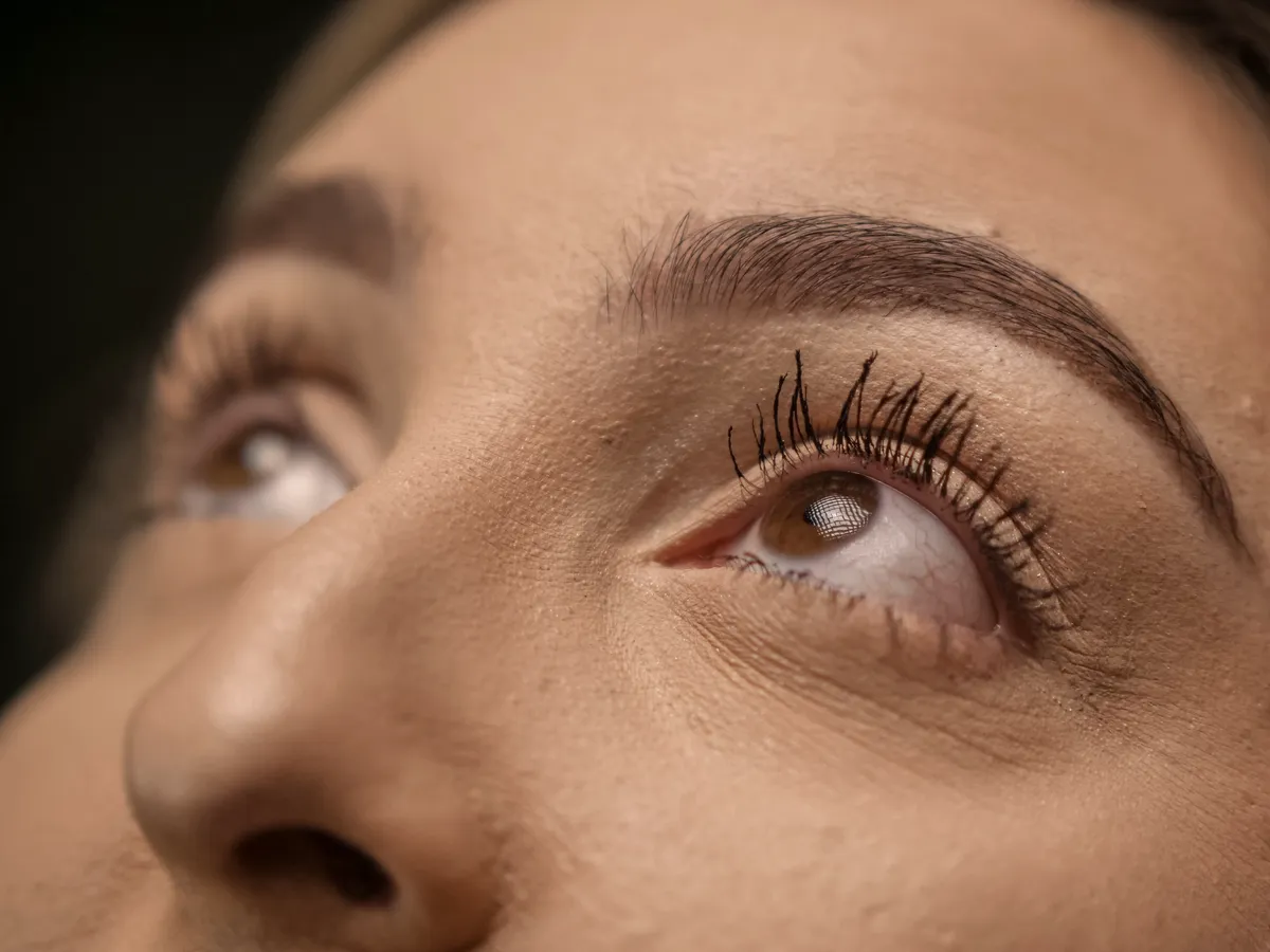 Regard aux cils allongés
