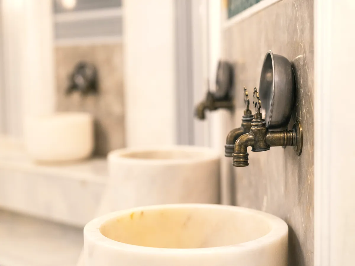 Vasque en marbre et robinet en laiton d'un hammam